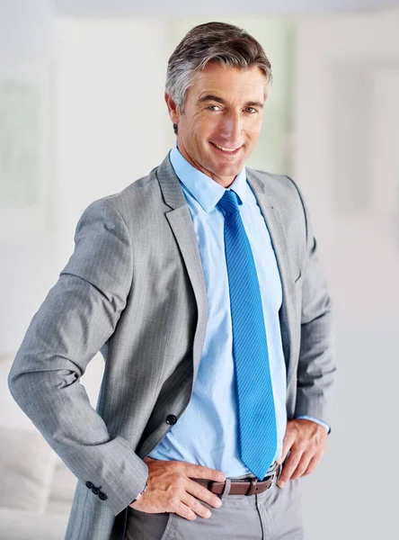 彼のビジネスのAcumenは等しくない知っている 彼の腰に彼の手で立って笑顔成熟したビジネスマンの肖像画 — ストック写真