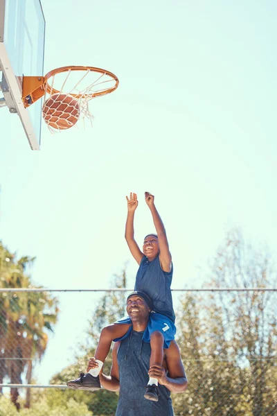 Kosárlabda Pálya Családi Mosoly Szórakozás Együtt Gyermek Tanulás Sport Szabadtéri — Stock Fotó