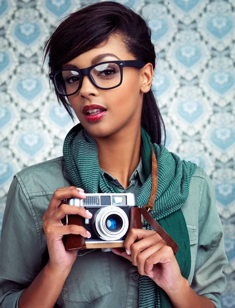 Auf Einem Foto Eine Junge Frau Posiert Mit Einer Kamera — Stockfoto