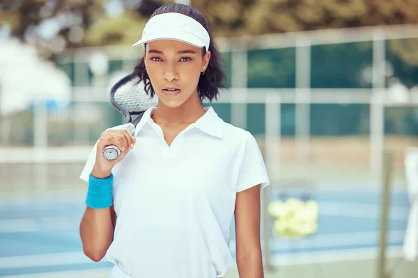 Profesyonel Siyahi Kadın Tenisçi Fitness Atleti Spor Kortu Açık Havada — Stok fotoğraf