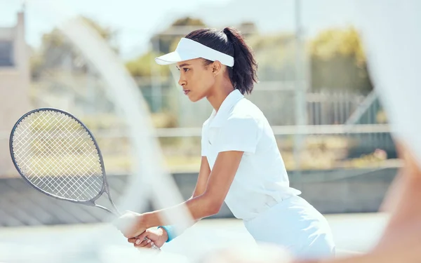 テニス スポーツ 運動は スポーツ女性が外のコートで試合や試合をすることで行われます フィットネス トレーニング 集中して健康とレクリエーションの準備ができて若い女性アスリートとのワークアウト — ストック写真