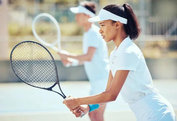 コート上のスポーツ女性 テニスの試合とフィットネス運動 トレーニングの練習 チームワークの動機と強い若い選手 混合ダブルのゲーム アクティブフォーカスとオーストラリアの競争 — ストック写真