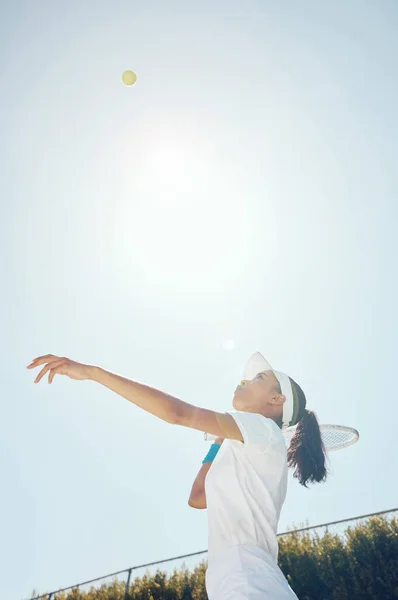 Teniszpálya Szabadtéri Lány Labda Égen Miután Profi Hit Sport Ütő — Stock Fotó
