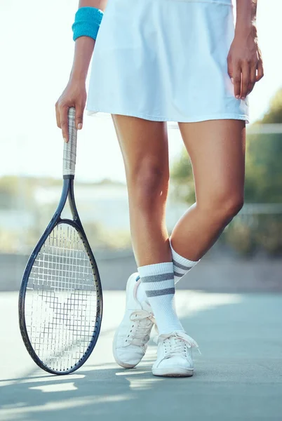 网球运动员的腿和脚在球场上进行健身训练 在夏天学习体育运动进行健身锻炼 并为比赛设定动机目标 比赛项目或比赛期间运动员手持球拍 — 图库照片