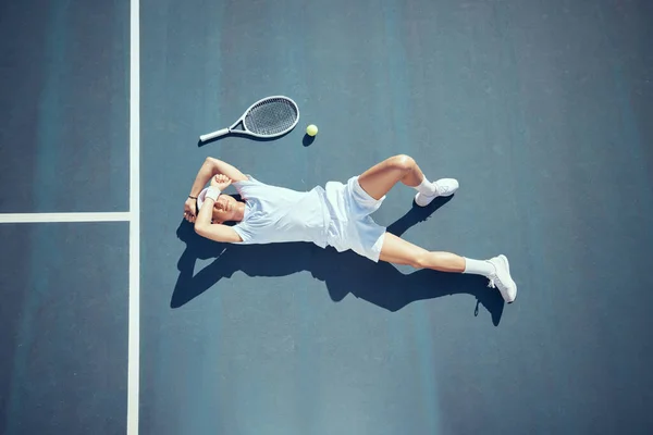 Vermoeide Tennis Sport Verliezer Man Vloer Met Racket Bal Baan — Stockfoto