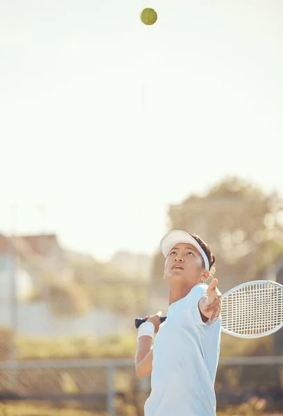 테니스 그리고 선수권 연습을 제공됩니다 집중하 진지하고 헌신적 스포츠 선수로 — 스톡 사진