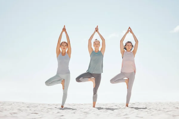 Latihan Yoga Pantai Teman Teman Atau Orang Orang Untuk Keseimbangan — Stok Foto