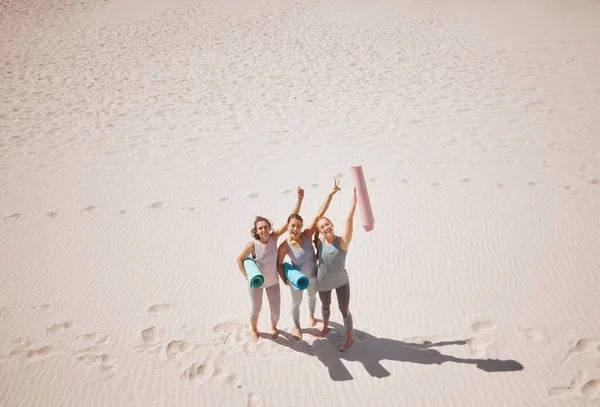 ビーチでのヨガフィットネスチーム 夏の砂のモックアップによる運動のための自然と平和の手のサインでの友人のトレーニング 瞑想の休日や休暇中のピラティス メキシコにおけるピラティスの肖像画 — ストック写真