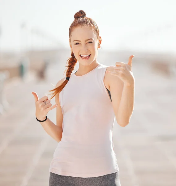 Happy Fitness Vrouw Hawaii Surfer Hand Gebaar Voor Training Sport — Stockfoto