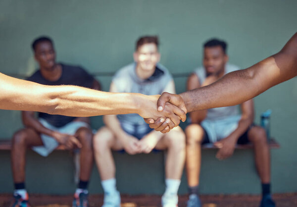 Рукопожатие, конкуренция и мужчины пожимают друг другу руки, чтобы поприветствовать, поздравить или пожелать удачи перед началом спортивной игры или матча. Уважение, этикет и крупным планом руки игроков приветствия или благодарности.