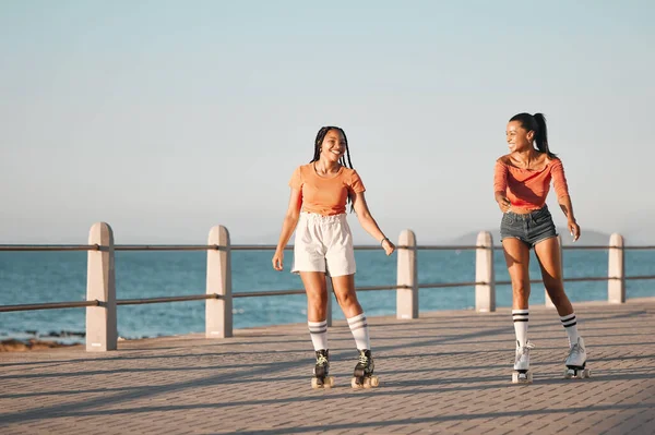 남아프리카 공화국에서 여름휴가를 보내는 친구들은 해변의 산책로에서 롤러스케이트를 탑니다 행복하고 — 스톡 사진