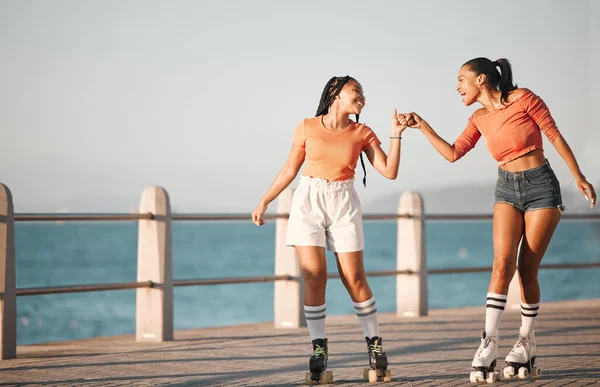 Kız Kadın Arkadaşlar Eğlence Için Deniz Okyanus Kaldırımlarında Birlikte Paten — Stok fotoğraf