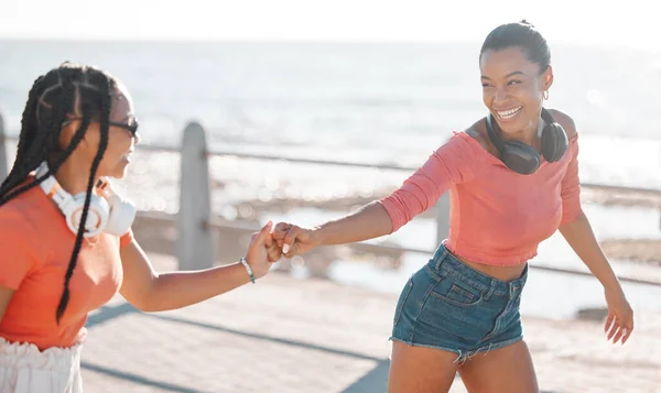 Liberdade Amigos Fones Ouvido Com Mulheres Patinam Passeio Junto Mar — Fotografia de Stock