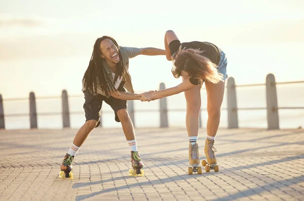 Vrijheid Plezier Gelukkig Koppel Dat Samen Buiten Lacht Rolschaatst Positief — Stockfoto