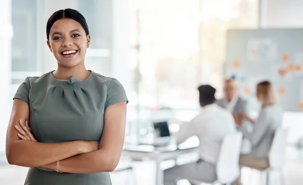 Portrait Une Dirigeante Entreprise Lors Une Réunion Avec Son Équipe — Photo