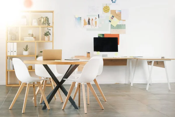 Büroeinrichtung Arbeitsplatzgebäude Und Schreibtisch Mit Holzstühlen Industrielle Professionelle Zimmer Betonboden — Stockfoto