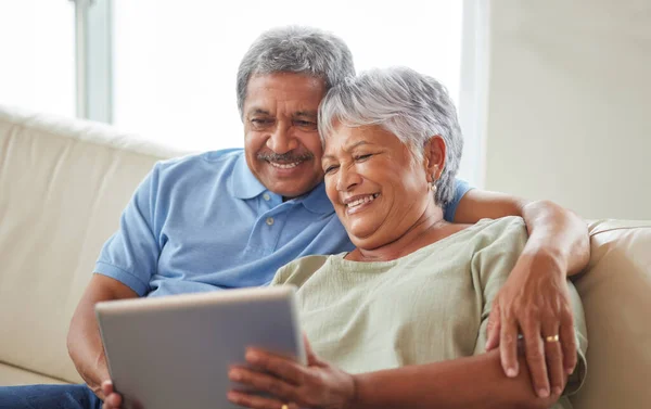 Seniorenpaar Tablet Und Kommunikation Den Sozialen Medien Oder Videoanrufe Mit — Stockfoto