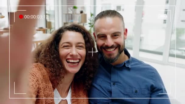 Para Selfie Pocałunek Podczas Nagrywania Filmu Uśmiechem Miłością Kanapie Salonie — Wideo stockowe
