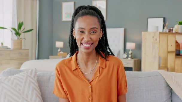 Χαρούμενη Μαύρη Γυναίκα Πορτρέτο Στο Σπίτι Διαμέρισμα Και Ανόητο Πρόσωπο — Αρχείο Βίντεο