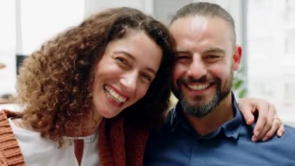 Ευτυχισμένος Αγάπη Και Πορτρέτο Του Ζευγαριού Μαζί Ένα Σαλόνι Διαμέρισμα — Αρχείο Βίντεο