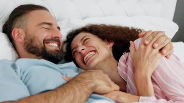 Kärlek Avkoppling Och Komiskt Par Sängen Tillsammans Morgonen Sovrum Hus — Stockvideo