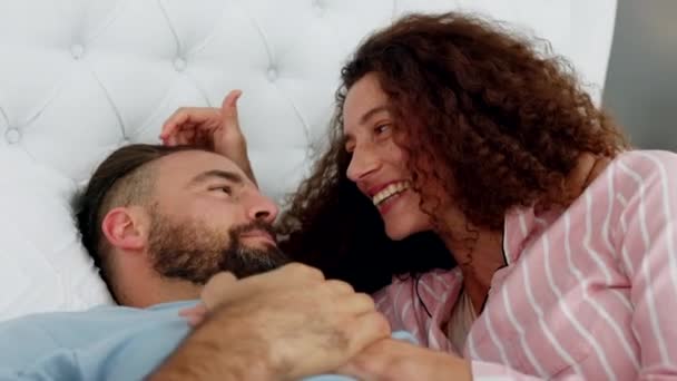 Video De Detendez Vous Amour Couple Drole Dans Lit Ensemble Matin Dans Par Peopleimages Com C
