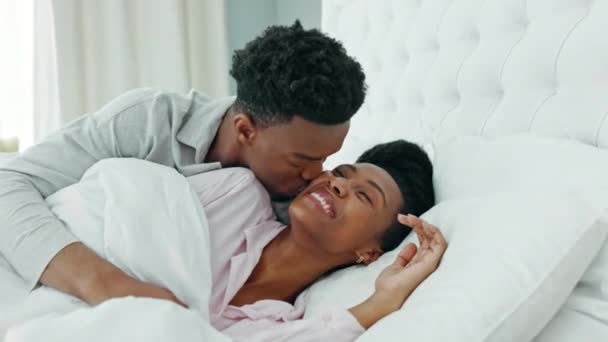 Φιλί Πρωί Και Ζευγάρι Στο Κρεβάτι Ξυπνούν Μαζί Ένα Πολυτελές — Αρχείο Βίντεο
