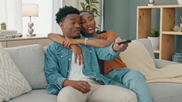 Happy Cinta Dan Santai Pasangan Menonton Remote Dan Mengubah Saluran — Stok Video