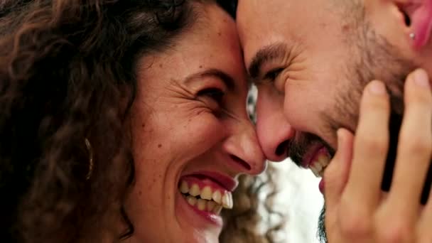 Amor Risa Una Feliz Pareja Abrazan Abrazan Cariñoso Juguetón Afecto — Vídeos de Stock