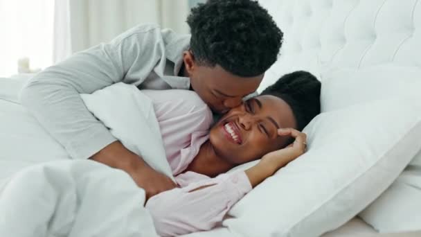 Slap Par Kærlighed Soveværelset Kys Hvile Komfort Lykkelige Forhold Sammen – Stock-video