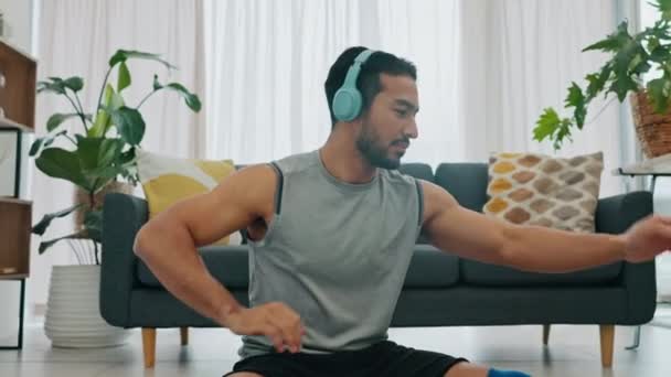 Kulaklıklar Müzik Fitness Adamı Motivasyon Sağlık Yayını Ile Oturma Odasında — Stok video