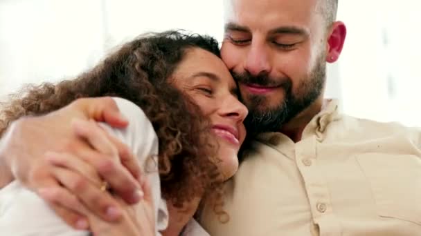 Ευτυχισμένο Ζευγάρι Αγκαλιά Και Χαλαρώσετε Έναν Καναπέ Στο Σπίτι Συγκόλληση — Αρχείο Βίντεο