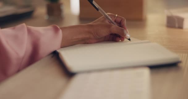 Escribir Mano Cuaderno Planificación Libros Diario Diario Escritorio Oficina Casa — Vídeo de stock