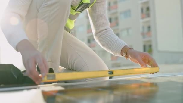 Panel Solar Fotovoltaico Trabajador Construcción Techo Del Edificio Sol Energía — Vídeo de stock