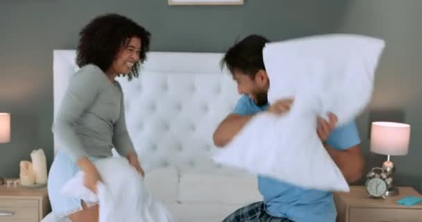 Подушки Ссорятся Веселые Счастливые Люди Кровати Спальне Которые Безумно Веселятся — стоковое видео