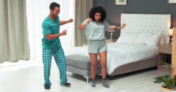 Dansvrijheid Slaapkamer Koppel Energie Dansen Opgewonden Verhuizen Naar Leuk Appartement — Stockvideo