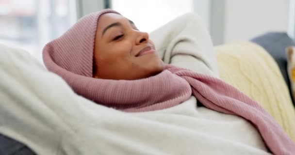 Happy Rahatla Evdeki Kanepede Uyuyan Müslüman Kadın Kanepeye Tesettüre Tesettüre — Stok video