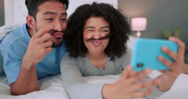 Selfie Telefone Casal Cômico Amor Interracial Streaming Vídeo Engraçado Para — Vídeo de Stock