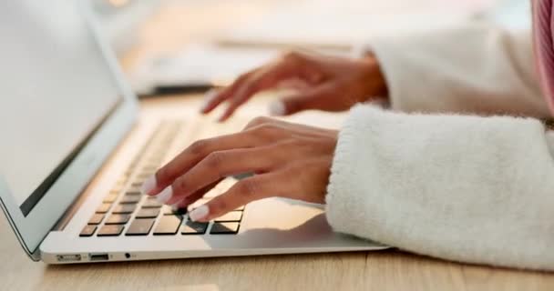 Mani Digitando Laptop Ricerca Web Con Donna Influencer Lavoro Occupato — Video Stock