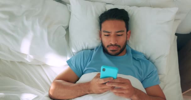 Pria Tempat Tidur Dengan Telepon Atau Smartphone Untuk Komunikasi Aplikasi — Stok Video