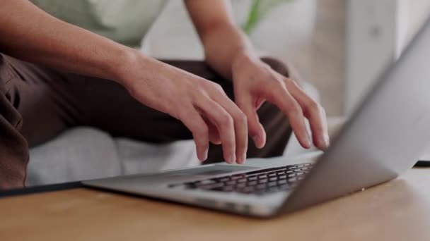 Freelancer Mãos Digitando Laptop Com Trabalho Remoto Trabalhando Sua Sala — Vídeo de Stock