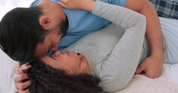 Kærlighed Lykkeligt Par Knus Sammen Sengen Intime Søde Øjeblik Omfavne – Stock-video
