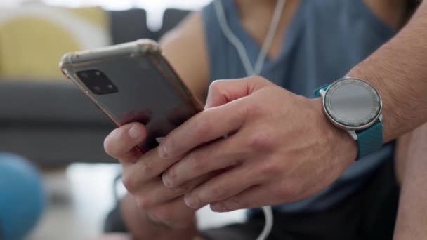 Hombre Fitness Con Teléfono Escuchando Audio Música Podcast Mientras Está — Vídeos de Stock