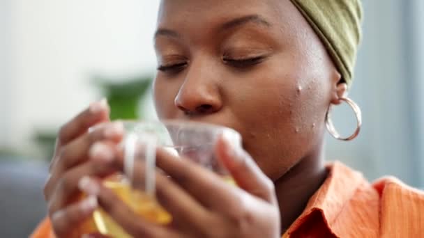 Entspannen Sie Sich Fröhliche Und Schwarze Frau Mit Tee Trinken — Stockvideo