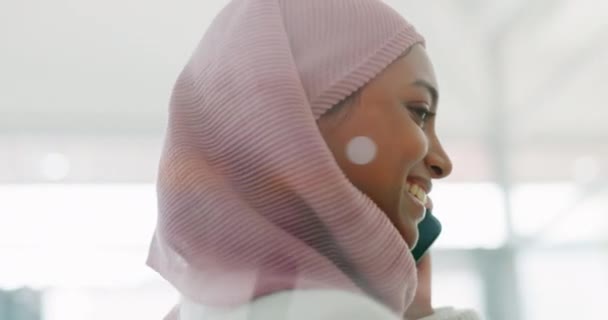 幸せな笑顔やグローバル企業の成功の動機とイスラム教徒の女性 電話と包括的なビジネス コミュニケーション技術のスカーフでイスラム教の従業員 起業家やオフィスワーカーにズーム — ストック動画