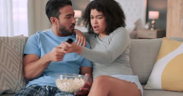 Cuplul African Luptă Pentru Film Sau Film Televiziune Stând Mâncând — Videoclip de stoc