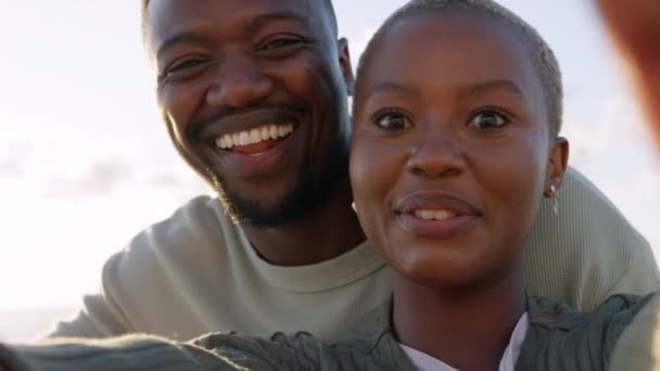 Casal Africano Tirando Selfie Praia Streaming Vídeo Para Mídias Sociais — Vídeo de Stock
