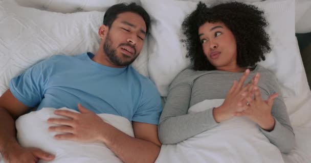 夫婦喧嘩 異人種間の離婚 精神衛生問題についての会話のストレス 怒っている話と家のベッドで一緒に紛争に不満 男性と女性の間で — ストック動画