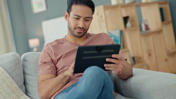 Homem Tablet Digital Ganhar Jogo Online Enquanto Sentado Sofá Sua — Vídeo de Stock