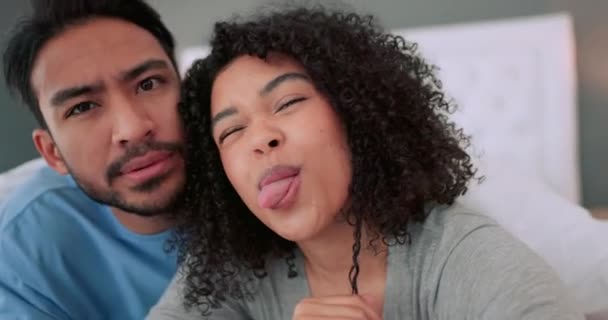 Comic Gesicht Selfie Und Lustiges Verliebtes Paar Hause Hause Oder — Stockvideo